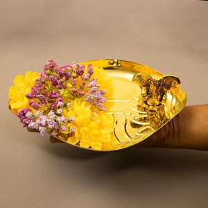 Bandeja Decorativa con Hojas Doradas, Elegante Plato para Pooja con Diseño de Hojas Metálicas, Bandeja de Lujo con Acabado Dorado - Product Image 3