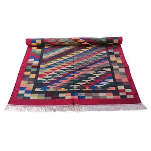 Tapis en coton doux mais robuste tissé à la main dans un motif authentique tissé à plat conçu pour une utilisation quotidienne dans les ménages occupés - Product Image 2