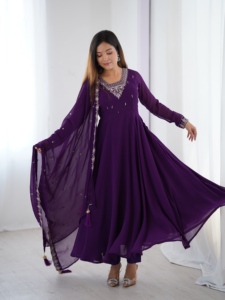 ชุดเดรส Anarkali ผ้าจอร์เจตต์เนื้อหนาปักลายลูกปัดและงานปักดิ้นทอง พร้อมผ้าคลุมไหล่แบบ Latkan ขนาดใหญ่ 6 ครึ่งเมตร และกางเกงขายาว - Product Image 5