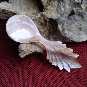 Cuillère à servir en nacre naturelle ILAHI, faite à la main, style bohème, blanche, non toxique, pour les fêtes, Uttar Pradesh - Product Image 4