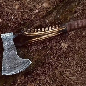 Hacha Tomahawk Hecha a Mano con Mango de Madera Grabado, Hoja de Acero Forjado, Funda de Cuero, Hacha de Supervivencia con 5 Pulgadas de Filo de Corte - Product Image 6