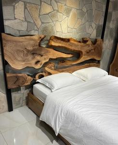 Tête de lit artisanale en bois massif avec résine époxy transparente, design rustique moderne, finition à l'ancienne - Product Image 5