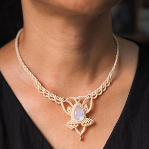 Collar de Macramé Hecho a Mano con Piedra Lunar Arcoíris y Cuentas Doradas en Forma de Lágrima, Joyería Boho de Cristal Ajustable para Mujer, Venta al Por Mayor - Product Image 4