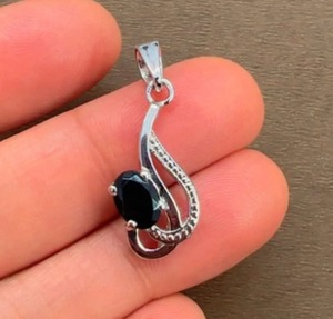 Pendentif ovale en onyx noir plaqué rhodium en argent sterling, fait main, minimaliste, cadeau tendance pour elle, Rhaya Jewels - Product Image 3
