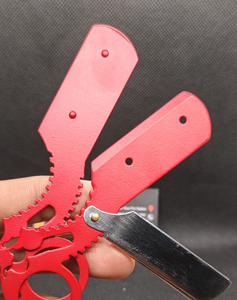 SAAQAANS ENTERPRISES SQ-0071 Rasoir pliant en métal rouge avec motif tête de cerf et mécanisme de verrouillage de sécurité - Product Image 4