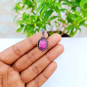 Colgante de Rubí Zoisita Hecho a Mano con Engaste de Plata de Ley, Amuleto Ovalado con Gema, Joyería Elegante para Mujer y Niña, Regalo Ideal - Product Image 1