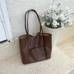 Bolso tote extragrande de cuero genuino con asas marrones, estilo minimalista de apertura superior para uso diario. - Product Image 5