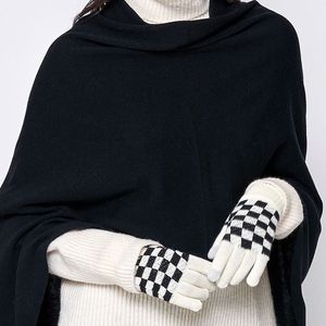 Guanti a Quadretti Accoglienti per Accessori Piatti e Stoviglie per la Settimana della Moda - Product Image 2