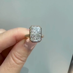 Anillo de compromiso con incrustaciones de circonitas cultivadas en laboratorio, corte radiante de 4 quilates, para mujer, anillo de oro de 14 quilates con banda pavé, regalo de aniversario, promesa. - Product Image 1