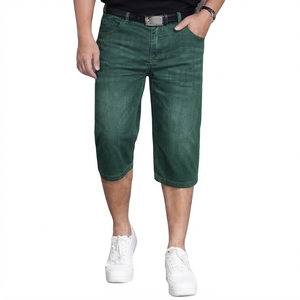 Shorts en jean bleu classique pour homme, longueur genou, coupe décontractée et confortable pour l'été - Product Image 2
