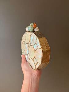 Pochette de soirée artisanale en acajou naturel avec nacre et pierres précieuses dorées pour mariée - Product Image 4