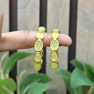 Créoles tendance plaquées or 18 carats avec pierre de jade ovale colorée, boucles d'oreilles uniques et originales pour femmes, fermoir poussoir, style minimaliste, vente en gros - Product Image 2