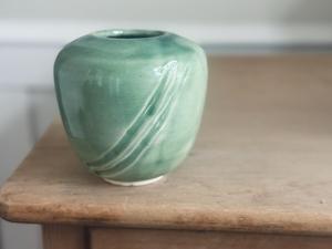 Vase décoratif en céramique artisanale avec glaçure vert sauge doux et texture sculptée, idéal pour la décoration intérieure moderne - Product Image 4