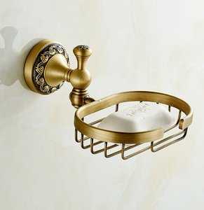 Cesta para jabón con acabado en latón antiguo, con un clásico soporte de pared y base redonda grabada, disponible a precios de mayorista. - Product Image 1