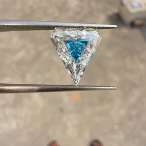 Diamant cultivé en laboratoire en forme de triangle inversé |   Diamant taille trillion avec centre bleu |   Diamant géométrique non monté pour bague personnalisée - Product Image 2