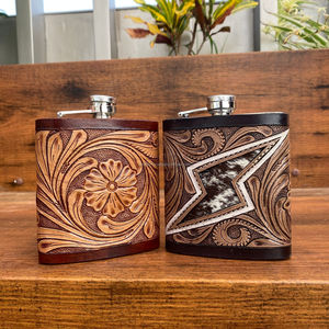 Flacon de hanche en cuir repoussé à la main Vente en gros Flacon floral occidental en cuir véritable de 8oz Flacon en acier inoxydable avec couvercle en cuir grain supérieur - Product Image 4