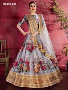 Hermoso Lehenga-Choli-Dupatta de seda artística de alta calidad con estampado floral, bordado con Dori, Zari y lentejuelas, color gris, suministro al por mayor. - Product Image 2