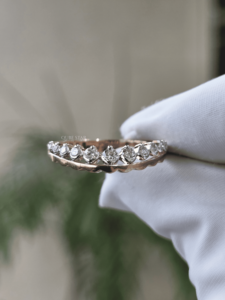 Anillo de Boda con Diamante Cultivado en Laboratorio, Oro Amarillo de 14K, 0.25ct, Corte Brillante, Banda Festoneada, Engaste de Puntas Compartidas, Certificado IGI, VVS2 - Product Image 2
