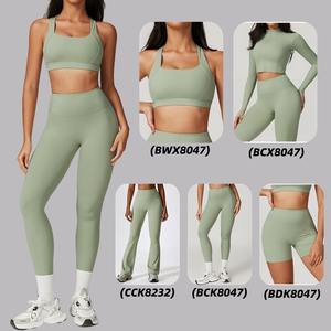 Conjunto de gimnasio de 2 piezas para mujer: Top sin mangas fruncido y shorts de yoga sin costuras con efecto levantacola, ideal para entrenamientos. - Product Image 2