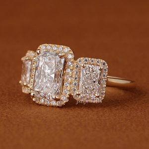 Bague de fiançailles en or massif 14 carats avec trois pierres halo en diamant de laboratoire taille radiant de 3 carats - Product Image 5