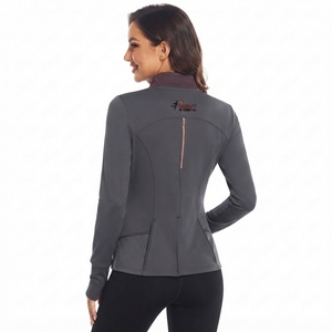 Chaqueta de yoga premium para mujer que ofrece una comodidad superior, un aspecto elegante y una fabricación duradera para entrenamiento de yoga y uso casual. - Product Image 2