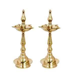 Lámpara de aceite de latón chapado en oro Bold Blossom, escultura artística de diya de pie, decoración religiosa para el hogar, plato plano para ocasiones de boda - Product Image 1