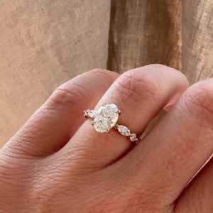 Bague de fiançailles en diamant de laboratoire taille ovale avec pierres latérales marquise et rondes, bande statement, or massif 14K 18K sur mesure, vente en gros - Product Image 3