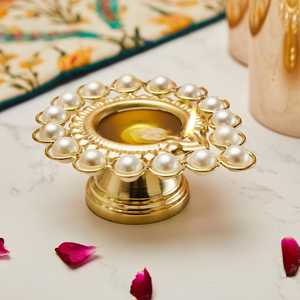 Candélabre circulaire en métal avec supports pour diya, pour les activités religieuses et les décorations festives - Product Image 1