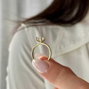Bague de fiançailles unique avec diamant de laboratoire en forme de poire de 2 carats, sertie de griffes, or jaune 14 carats, certifiée IGI - Product Image 3