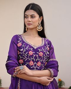 Traje Anarkali morado tradicional para mujer, de manga 3/4, en crepé de seda Rangoli, semicosturado, para bodas y fiestas. - Product Image 6