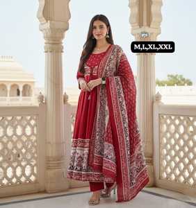 Ensemble Anarkali Kuri en coton brodé par des artisans, avec pantalon et dupatta - Product Image 3