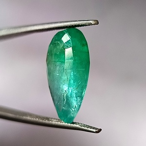 Esmeralda Zambiana Natural de 6.90 Quilates, Corte Pera Facetado, Piedra Preciosa Suelta - Product Image 2