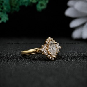 Bague de fiançailles solitaire en moissanite taille marquise Phoenix Enterprise, plaquée rhodium, en argent sterling 925, sertie à griffes - Product Image 4