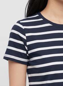 Haut de sport pour femme à col rond, conçu avec un motif rayé et une coupe ajustée sportive pour un confort quotidien - Product Image 3