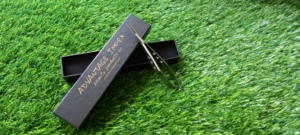 Tijeras de arcoíris multicolor con mango blanco, tijeras rectas de acero inoxidable para dar forma y recortar cejas y pestañas - Product Image 2