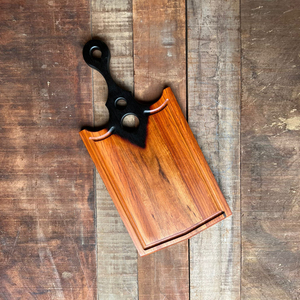 Cette planche à découper en bois personnalisée présente une poignée noire saisissante intégrée avec des découpes distinctives pour couper les légumes. - Product Image 3