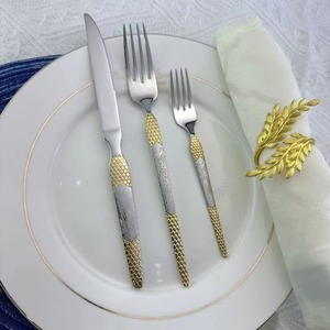 Juego de cubiertos de metal de calidad alimentaria con mangos de diseño para un uso seguro y duradero. - Product Image 1