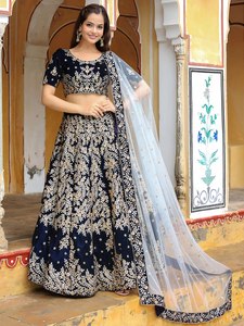 Robe de demoiselle d'honneur classique bleu marine brodée de fleurs, avec lehenga, haut court à col rond et manches courtes, dupatta transparent et coupe trapèze longue jusqu'au sol - Product Image 4