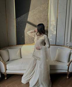 Tenue de fête haut de gamme conçue pour les mariages et les événements culturels – Ensemble palazzo en soie chinon lourde, disponible en gros - Product Image 3