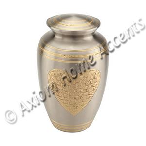 Urna de latón artesanal con un diseño clásico y acabado pulido para acariciar recuerdos de Axiom Home Accents - Product Image 6