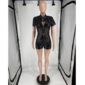 สินค้ามาใหม่ ชุดเซ็ต 2 ชิ้น เสื้อครอปซิป PU สไตล์เซ็กซี่สำหรับผู้หญิง คอลเลคชั่นฤดูใบไม้ผลิ/ฤดูร้อน กางเกงขาสั้นทรงสกินนี่สไตล์พังก์ สตรีทแวร์ - Product Image 4