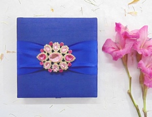 Duallush Designs Boîte d'invitation de mariage de luxe bleu roi aspect soie avec ruban en satin, broche en cristal rose et pochette de couvercle ivoire - Product Image 1
