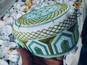 Madina Trade Int. Vente Flash : Bonnet de Prière Musulman Thaïlandais Brodé Personnalisé de Haute Qualité (Kaba/Monogramme) Blanc 100% Coton Maille - Product Image 4