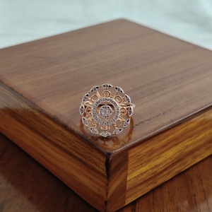 แหวนทองคำ 14K ประดับเพชรเม็ดเดี่ยว ดีไซน์วงเปิดทันสมัย สำหรับผู้หญิง สวมใส่ในงานแต่งงาน งานหมั้น งานเลี้ยง หรือในชีวิตประจำวัน เครื่องประดับคุณภาพสูง - Product Image 2