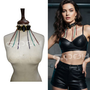 Collier ras du cou en similicuir noir avec chaînes dorées drapées |   Harnais de corps gothique punk - Product Image 4
