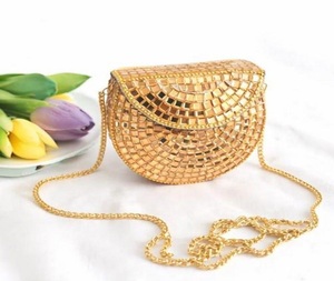 Elegante bolso de mano con adornos kundan y detalles intrincados, perfecto para bodas, fiestas y eventos festivos. - Product Image 3