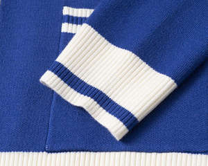 Personnalisez les logos sur des pulls à col en V de haute qualité pour les logos de sororités/fraternités/écoles/collèges/universités, cardigans tricotés avec logos. - Product Image 3