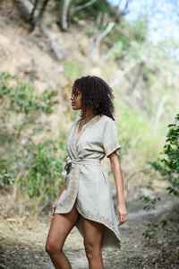 Robe d'été en coton brodée à la main pour femme, style kimono bohème, écoresponsable, avec ceinture, couleur unie, taille naturelle - Product Image 5