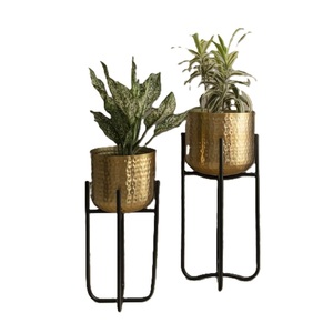 Juego de 2 Macetas de Latón con Soportes, Modernas Macetas de Metal Dorado para Esquinas, Diseño de Alturas Escalonadas para Salas de Estar - Product Image 1