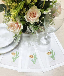 ผ้าเช็ดปากปักลายปลาแบบทำมือขายส่ง ผ้าฝ้ายสีขาวเย็บริมผ้าแบบเฮมสติทช์ ผ้าเช็ดปากแบบพับสำหรับค็อกเทล ใช้สำหรับบ้าน งานอีเว้นท์ และบาร์ - Product Image 5